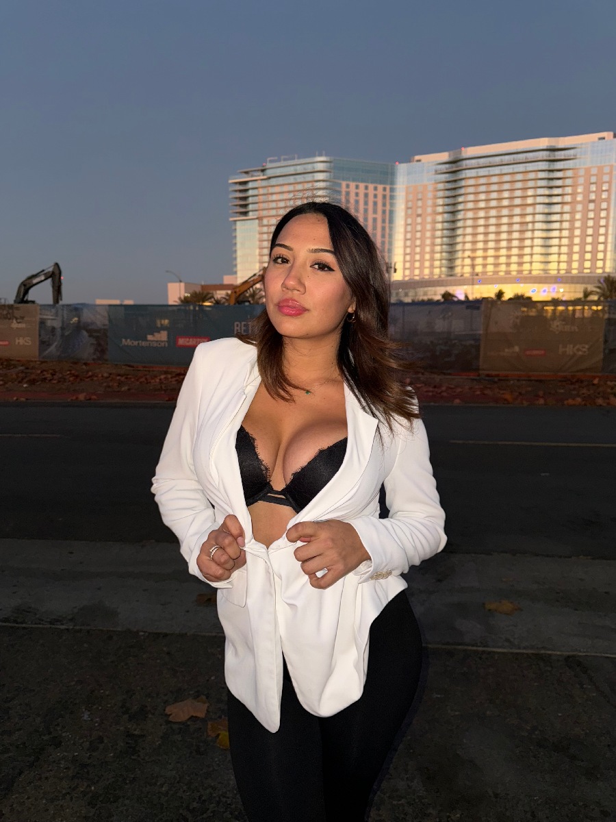 Take a pause and enjoy Ali Cruz — streaming from Sao Joao de Meriti